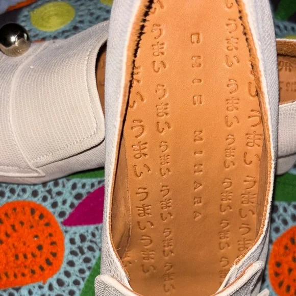 Chie Mihara Hellin Cream Flats with Gold Detail - Picture 2 of 11